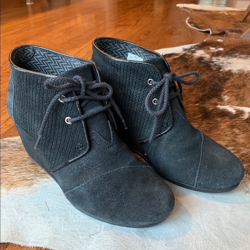 Toms Women’s Suede Desert Wedge Booties- Black